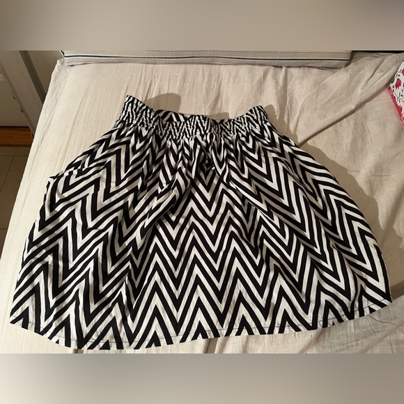 H&M skirt, black and white. Size 4. Great condition. - Picture 5 of 5